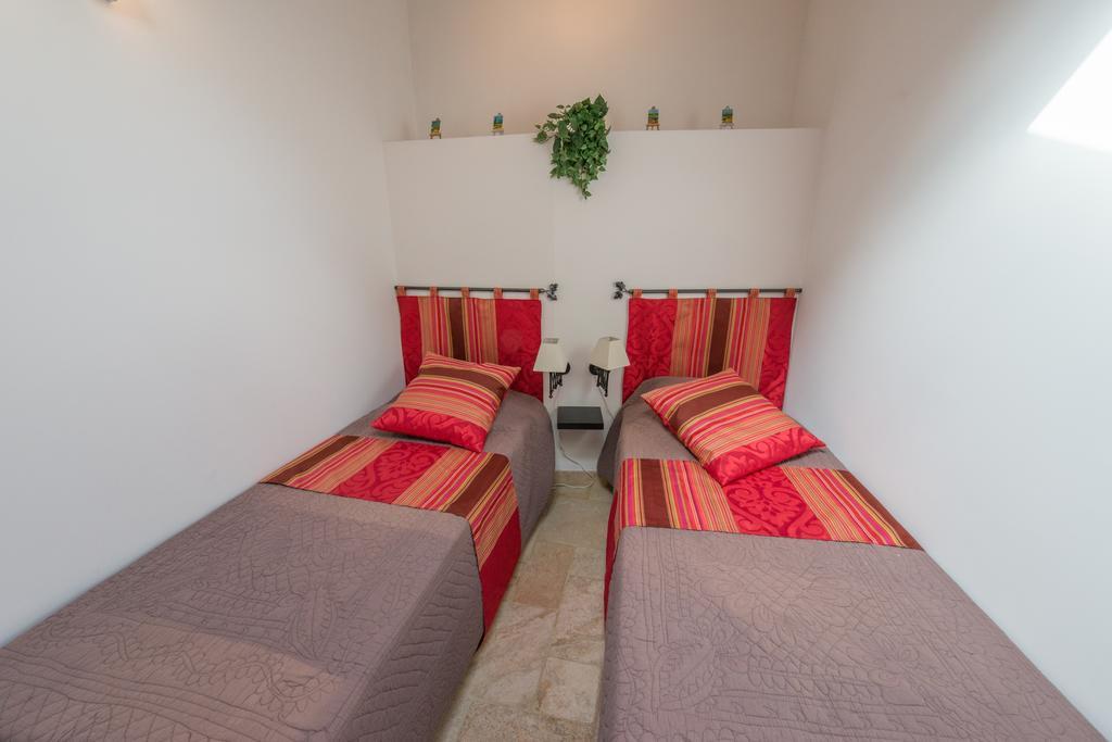 La Treille Et L'Impasse Hotel Ansouis Ruang foto